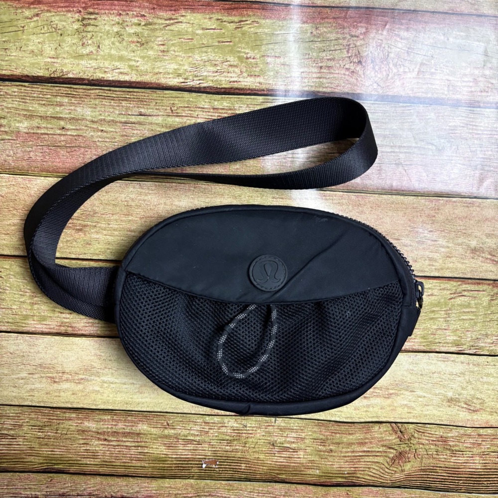 Lululemon Everywhere Belt Bag Black Mesh Front Bungee Waist Pack